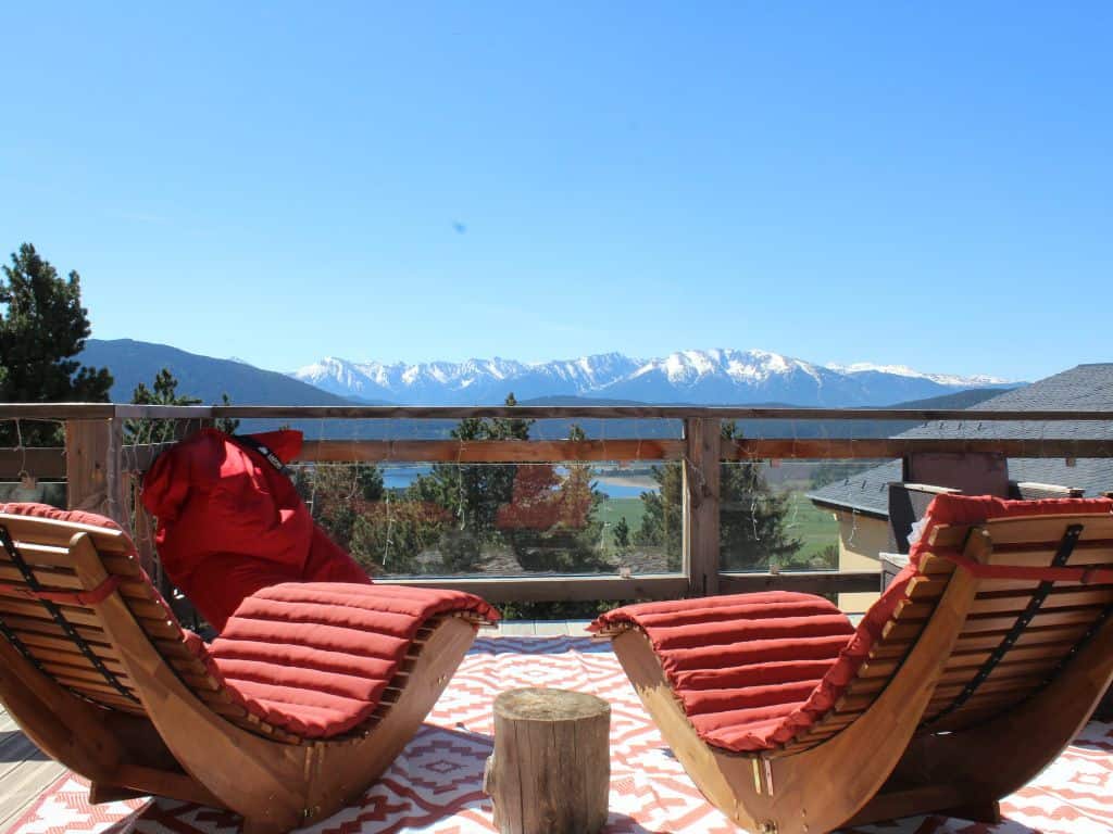 Détente en terrasse avec vue sur le lac et sur la montagne