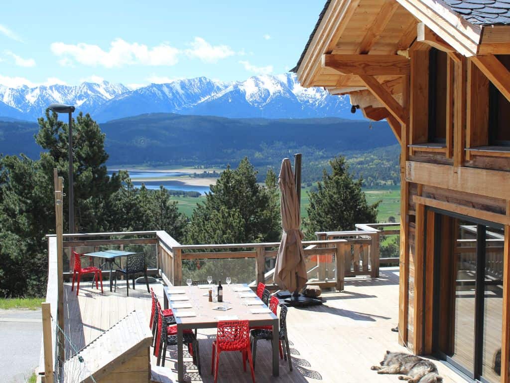 Repas en terrasse, vue sur le lac
