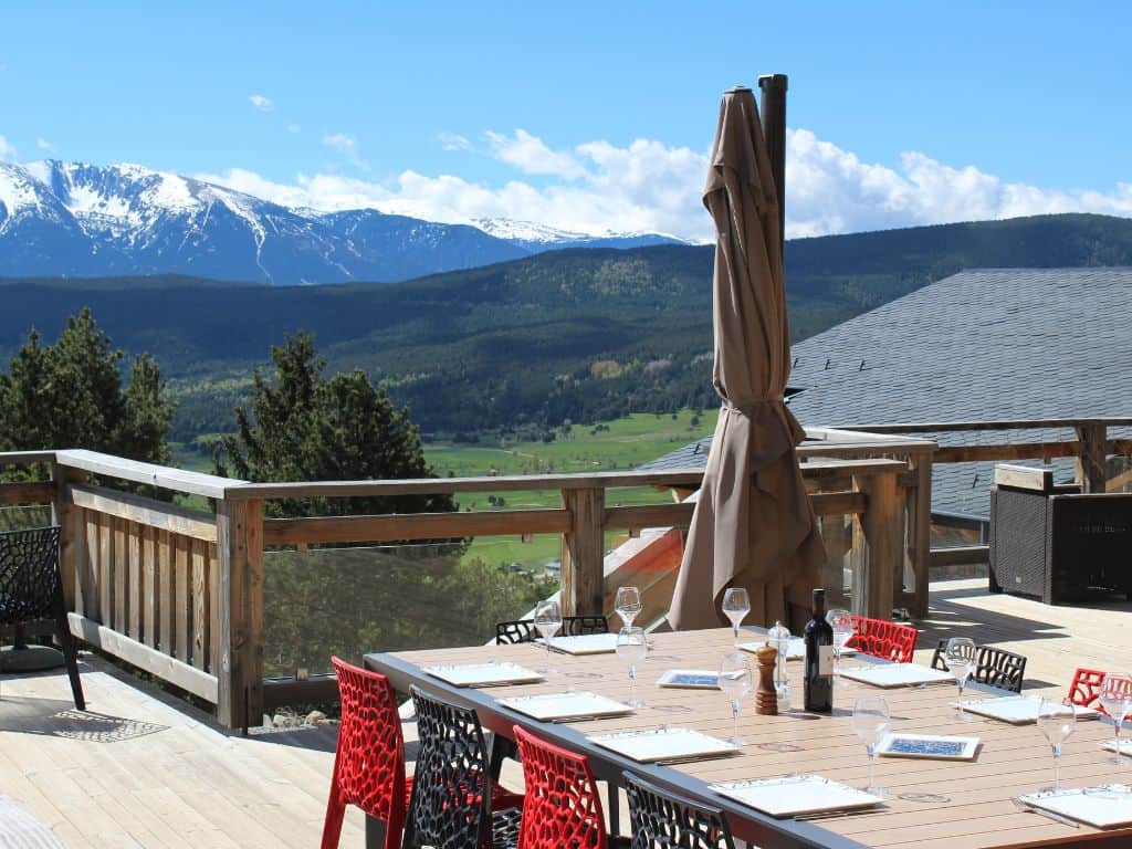 Un repas en terrasse avec vue sur la montagne, le Cambre d'Az